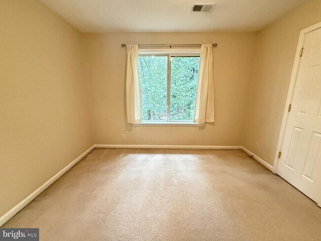 Building Photo - 1234 Lakeview Dr