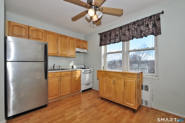 Building Photo - 39 Glenbrook Rd