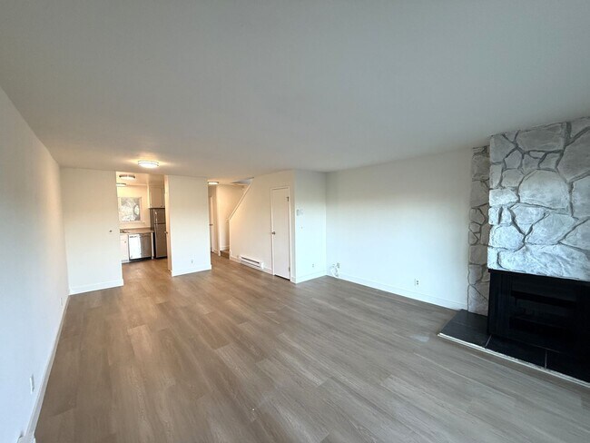 Building Photo - TWO BEDROOM END UNIT TWO-STORY CONDO WITH GREAT VIEWS IN SAN RAFAEL