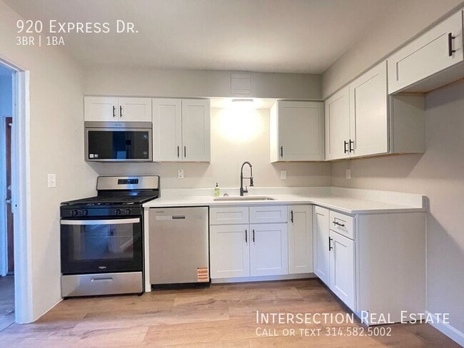 Building Photo - 920 Express Dr