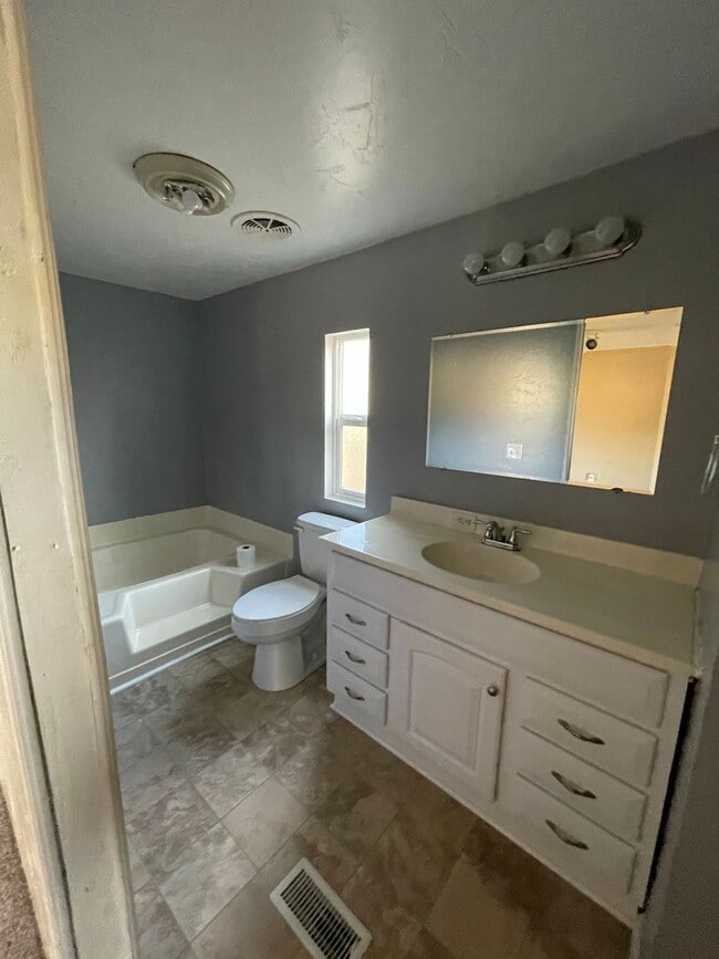 Building Photo - 2 bedroom 2 bath mobile walking distance to restaurants and stores
