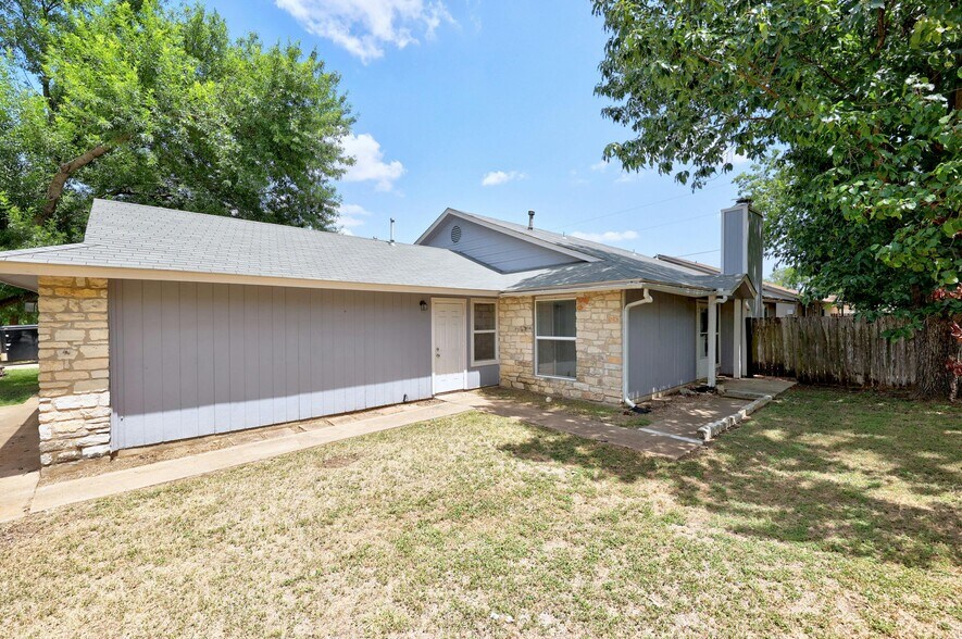 Building Photo - 703 Country Aire Dr