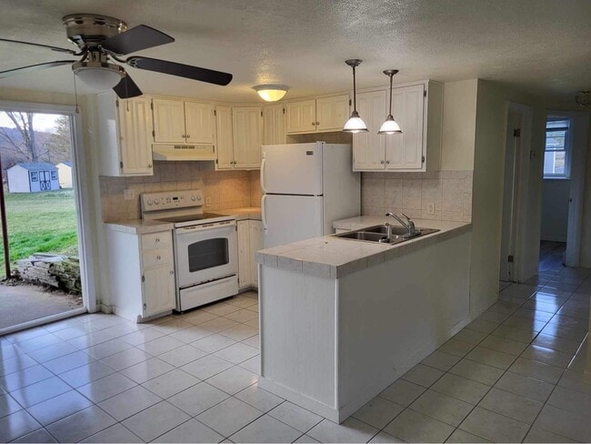 Building Photo - 4 Dr Knapp Rd S