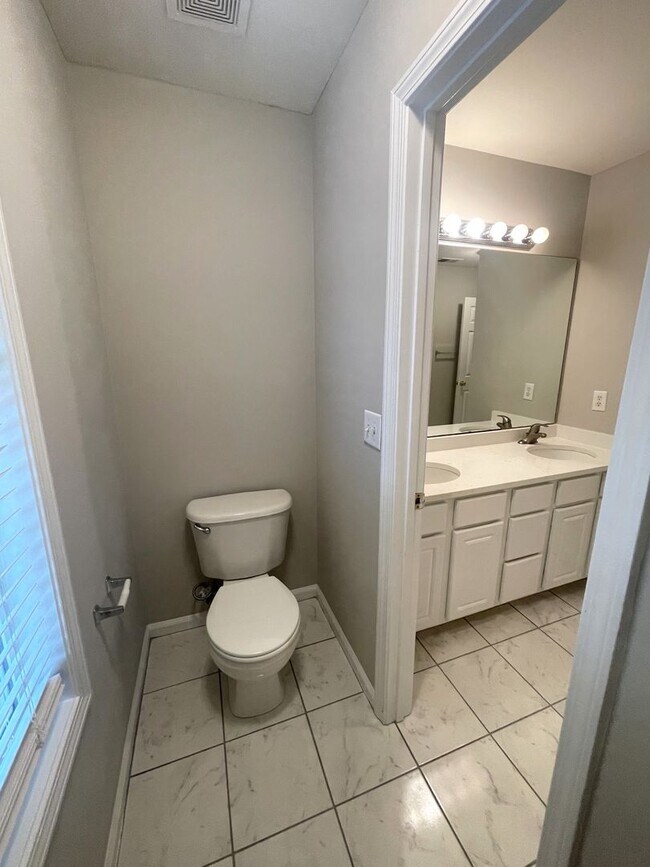 Building Photo - 335 Spring Lake Ct