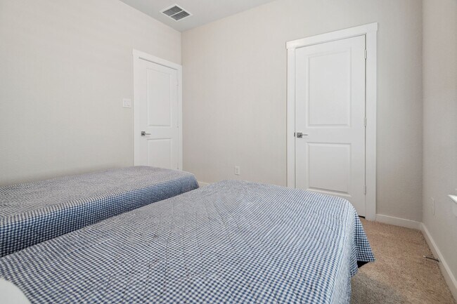 Building Photo - 3049 Sorrento Hl Dr