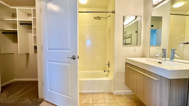 Building Photo - Stylish and Chic 2 Condo nestled in the Heart of Downtown!