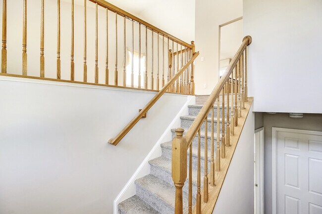 Building Photo - FENCED IN YARD!!!  Beautiful 4/3 UPDATED SF Home in Gaithersburg