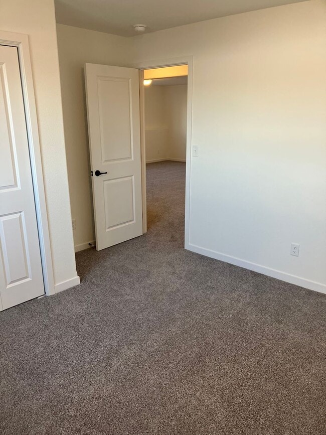 Building Photo - 4 Bed  3 Bath Twin Home