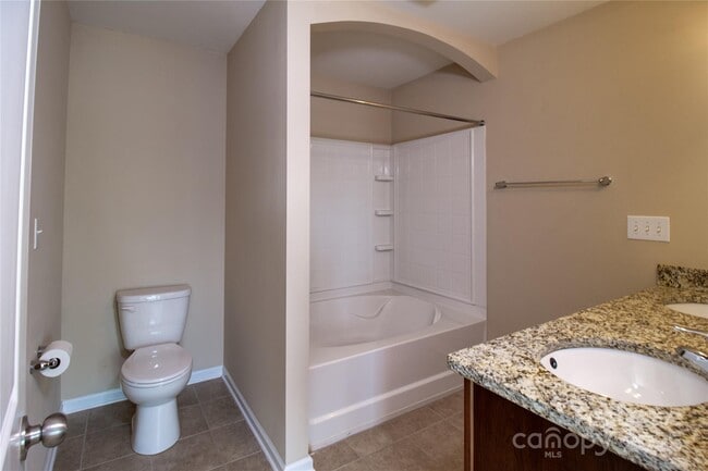 Building Photo - 824 Summerlake Dr