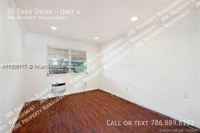 Building Photo - Recently Updated 1-Bedroom Condo in a Gate...