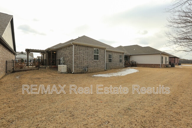 Building Photo - 2106 SW Huntwick Ave