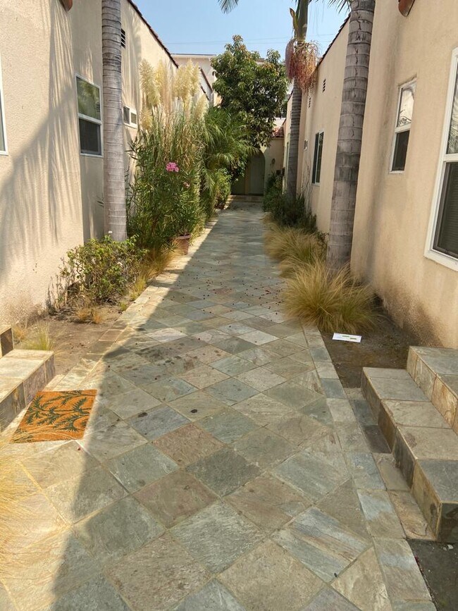 Building Photo - 1126 1/2 S Doheny Dr