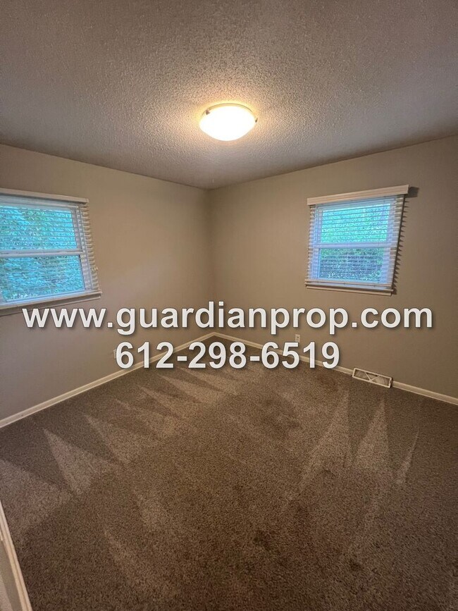 Building Photo - Mendota Heights Rambler Available Septembe...