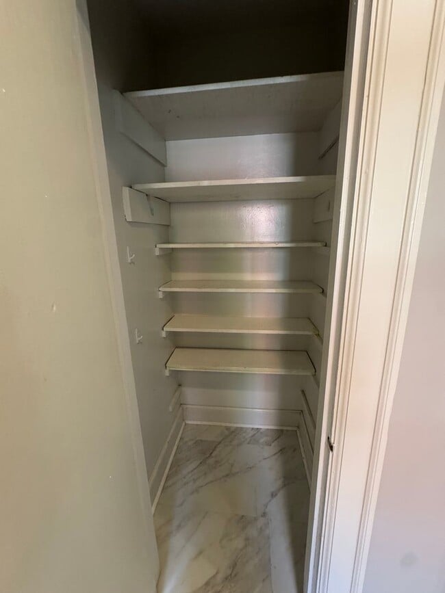 Building Photo - Adorable Home