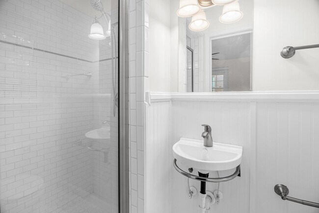 Building Photo - Beautiful 3 bedroom 2 1/2 bathroom Home with a Fenced-in Backyard in Winston!