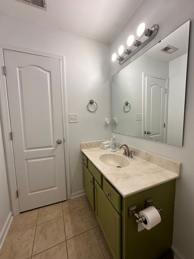 Building Photo - NEW LISTING!!!! Dont Miss Out