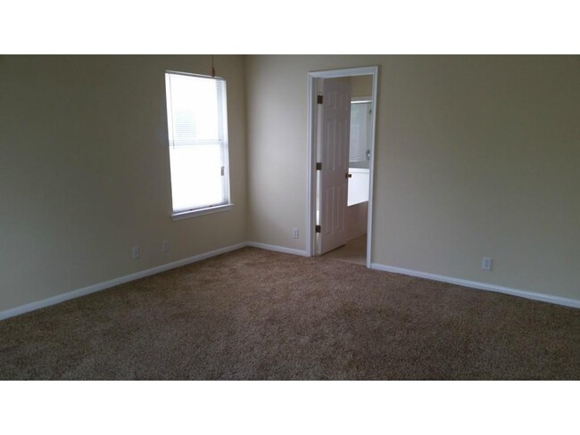 Building Photo - 706 Maplecreek Dr