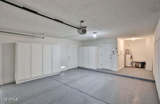 Building Photo - 10421 E Silvertree Dr