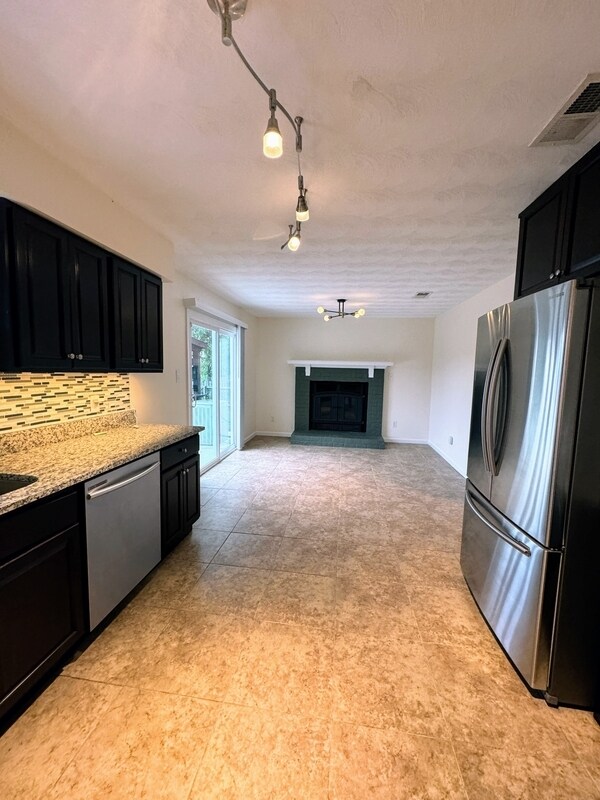 Building Photo - 3021 Glastonbury Dr