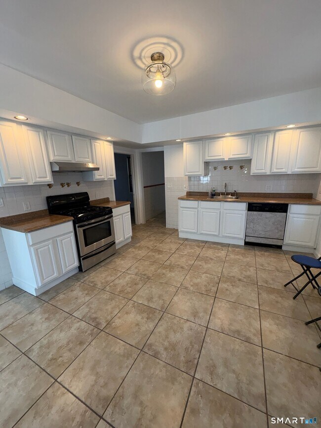 Building Photo - 144 Whittier St