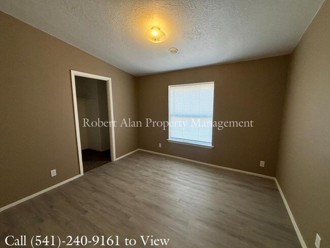 Building Photo - 3424 NE Riverside Ave