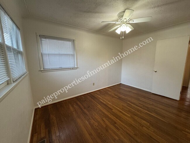 Building Photo - 3 Bedroom/2 bath home in Mountain Home