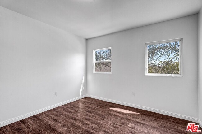 Building Photo - 5319 1/2 Normandie Ave