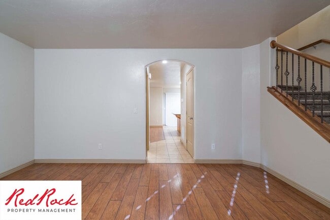 Building Photo - Beautiful 3 bedroom, 2.5 bathroom Townhome...