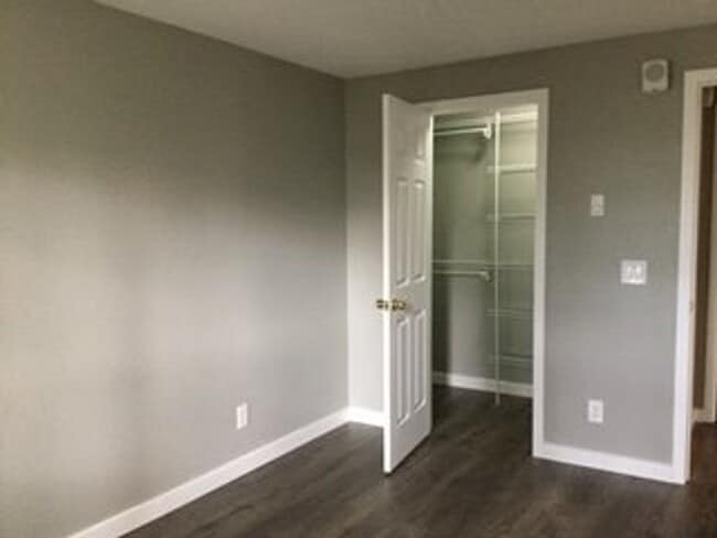 Building Photo - Cute and Upgraded Condo in Redmond!