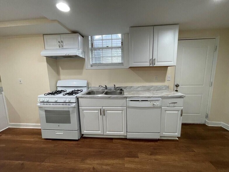 Building Photo - 2106 Pawnee Dr SE