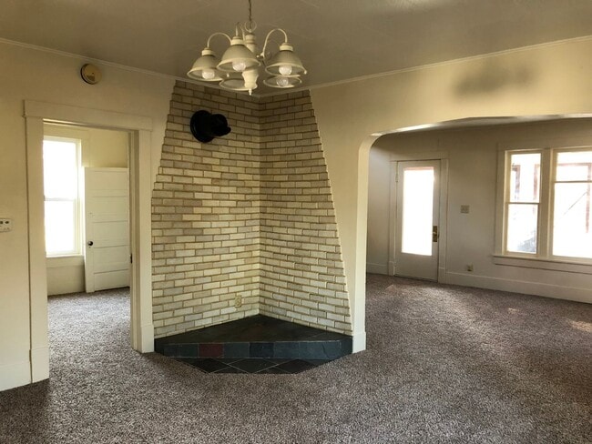 Building Photo - Adorable 3bed/1.5bath Home Close to School...