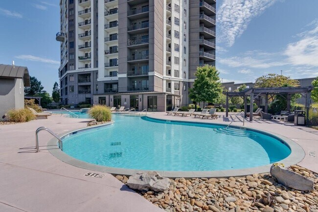 Building Photo - 717 Riverside Dr