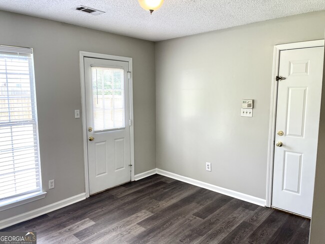 Building Photo - 6619 Saganaw Dr