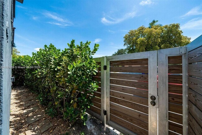 Building Photo - 6221 NW Miami Ct