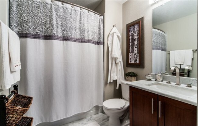 Building Photo - Beautiful 2 Bedroom Townhome in Thriving Erie Community
