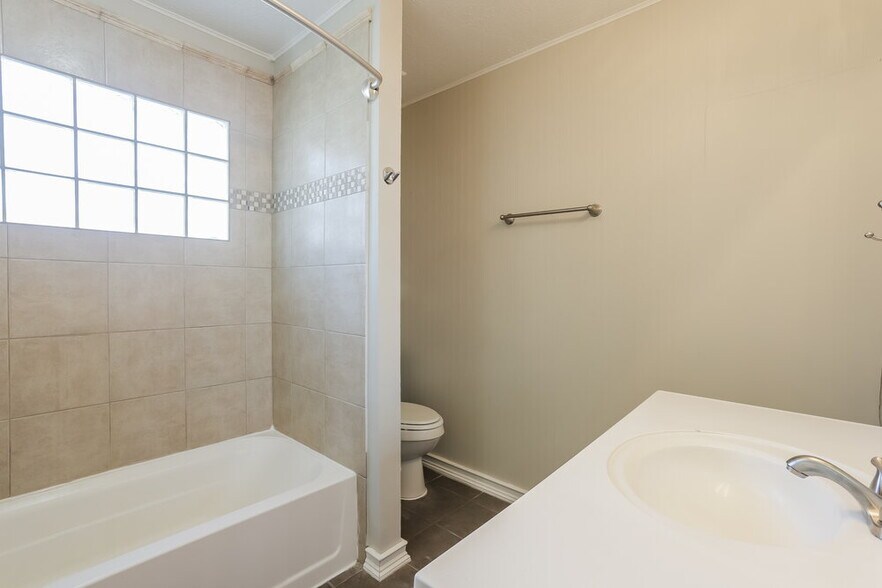 Building Photo - 10318 Bushy Creek Dr