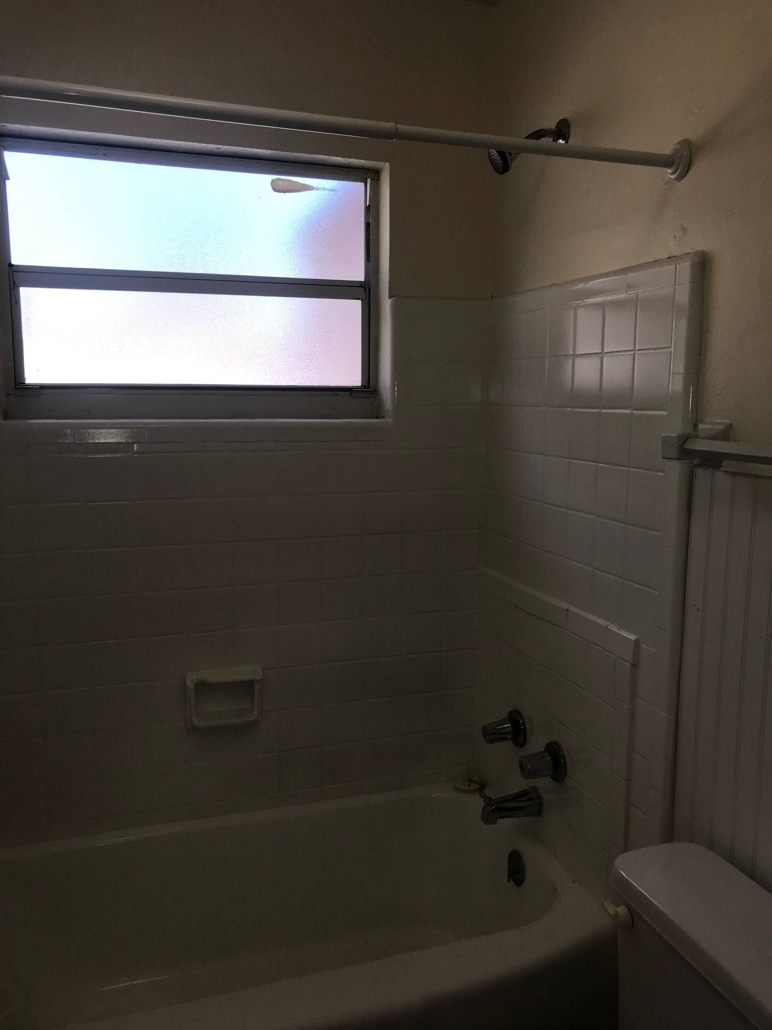 Windowed Shower - 605 S 6th St