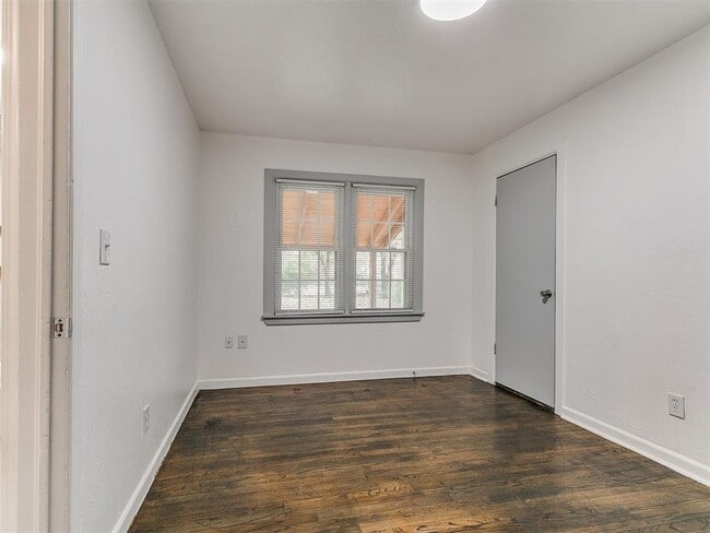 Building Photo - 1338 South Dr