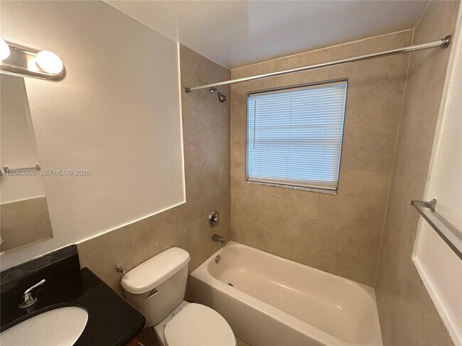 Building Photo - 2880 Pine Tree Dr
