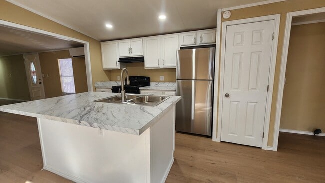 Building Photo - 13151 S Lee Shore Dr