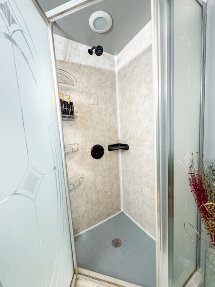 Shower Remolded - 134 Mississippi Ave SE