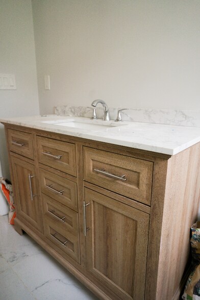 Building Photo - 8 Sussex Ln