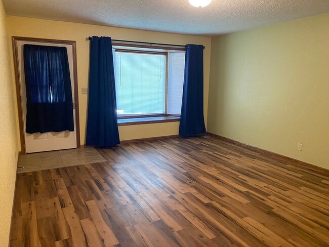 Building Photo - 2 BEDROOM | 1 BATH | SINGLE LEVEL | GARAGE...