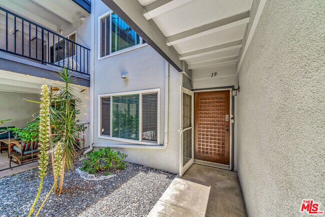 Building Photo - 3606 Vista Rey