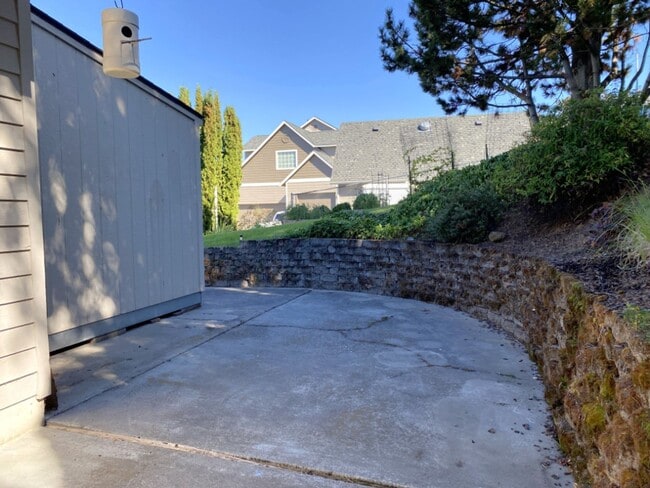 Building Photo - Single-Level Simplicity