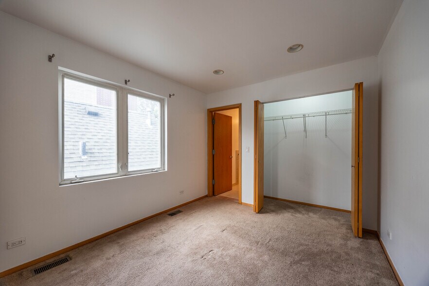 Building Photo - 1049 N Winchester Ave