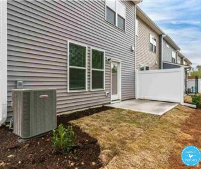 Building Photo - 2034 Chipley Dr