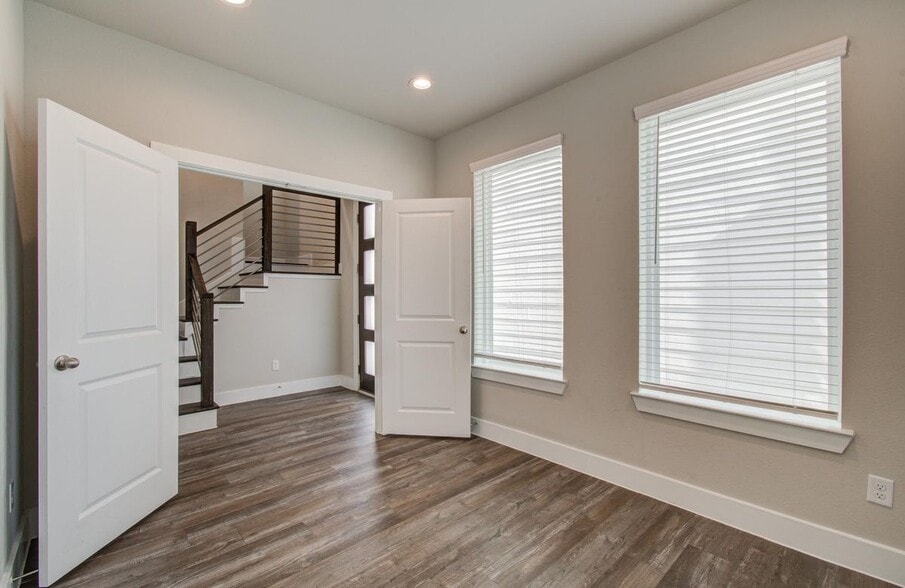 Building Photo - 1741 Cove Cres Ct