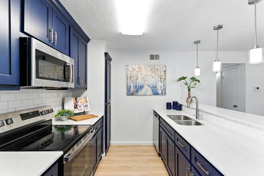 Building Photo - 202 N Kealy Ave