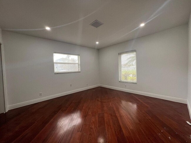 Building Photo - 1250 SW 15th Ave